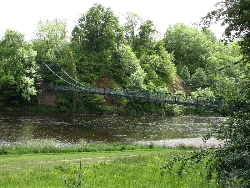 st cuthberts way_hangbrug tweed.jpg - De hangbrug over de Tweed leidt naar Dryburgh abbey. Wij slaan hem over want er moet nog een heel stuk gewandeld worden.